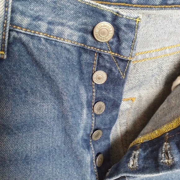 Levi's Light Wash 100% Cotton Button Fly Cut Off Jean Shorts - Picture 6 of 14